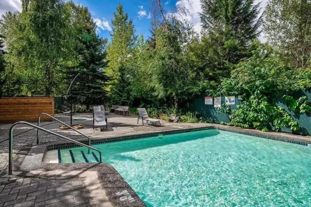 Powder & Pines Luxury Suite Whistler Luaran gambar